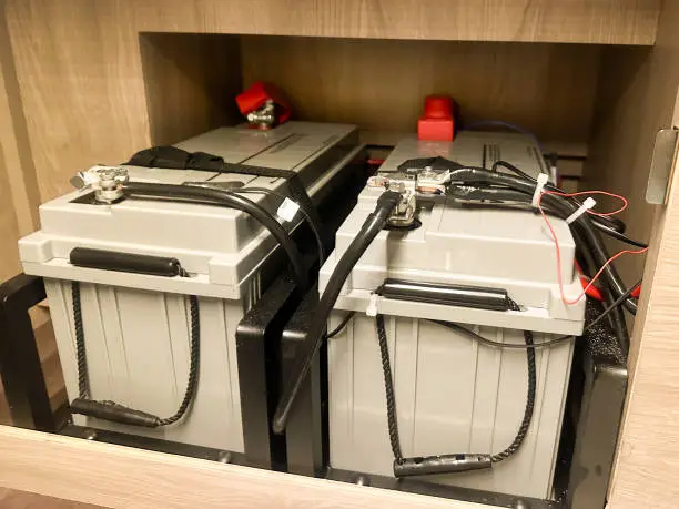 Wat is het verschil tussen een startaccu en huishoudaccu in een camper?